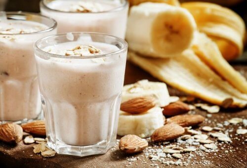 Vitamina deliciosa de gengibre e amêndoas para clarear as manchas na pele Vitamina deliciosa de gengibre e amêndoas para clarear as manchas na pele