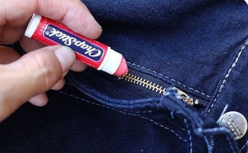 Pessoa passando batom no zipper