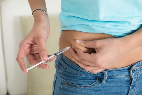 Mulher aplicando remédio contra a diabetes