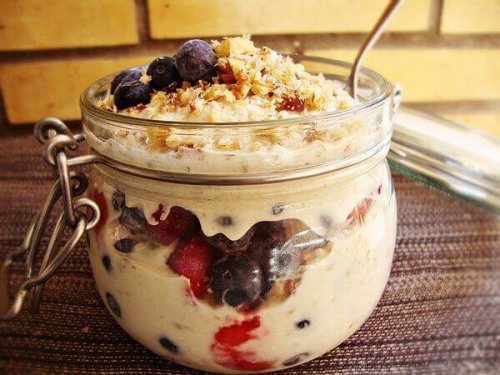 Café da manhã proteico à base de frutas