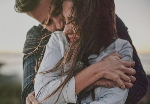 Os abraços beneficiam seriamente sua saúde emocional Os abraços beneficiam seriamente sua saúde emocional