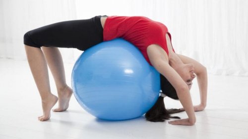 Alongamento com bola para dores lombares