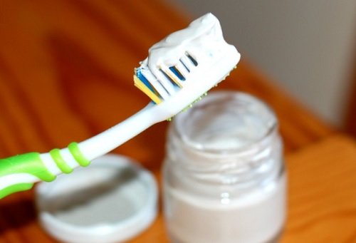 Pasta de dente é uma solução para arranhões nos móveis de madeira
