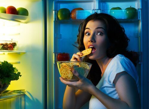Mulher comendo à meianoite