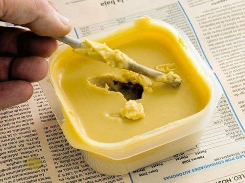 Cera é uma solução para arranhões nos móveis de madeira