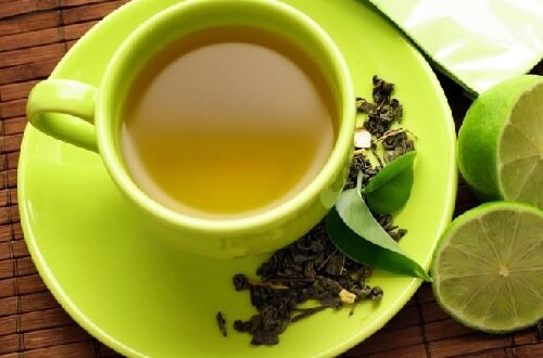 O chá verde com limão é uma das combinações de alimentos com grandes benefícios para a saúde
