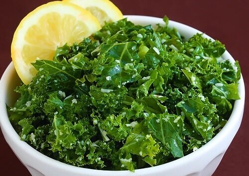 A couve com limão é uma das combinações de alimentos com grandes benefícios para a saúde