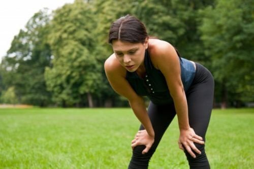 Mulher fazendo exercícios