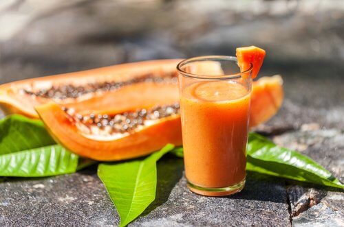 Suco de mamão para tratar a constipação