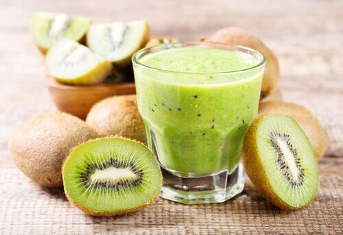Suco de laranja e kiwi para tratar a constipação