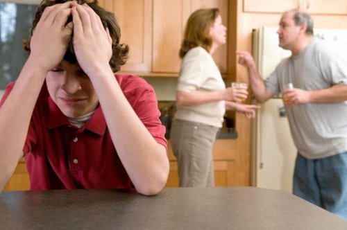 Adolescente escutando os pais discutir