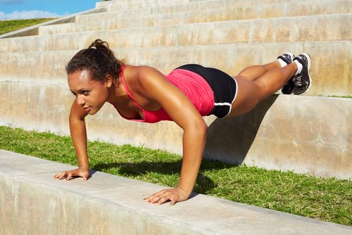 As flexões de braço ajudam a fortalecer o corpo
