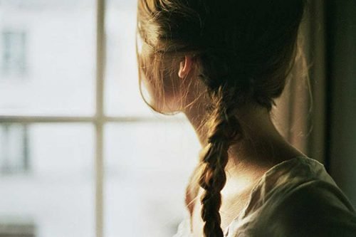 Mulher olhando pela janela