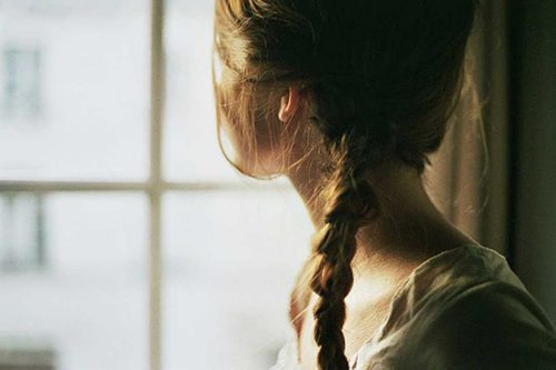 Moça triste pela perda de um ser querido