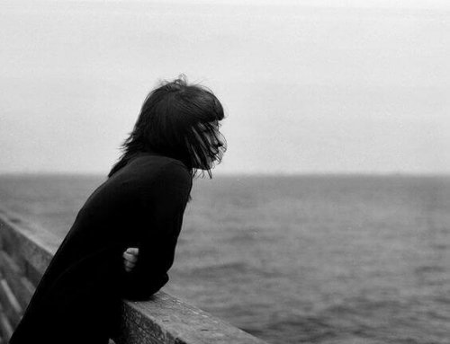 Adolescente olhando para o mar