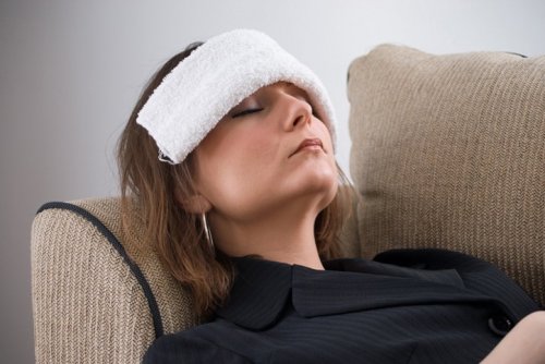 Mulher descansando a vista para evitar descolamento de retina