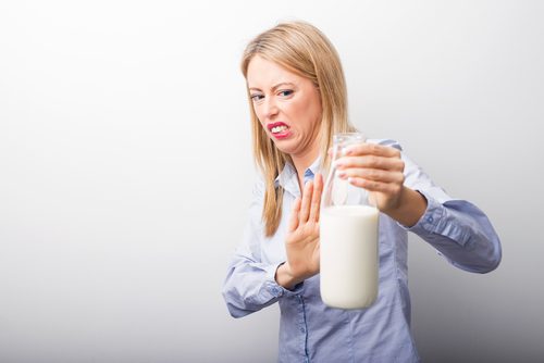 Mulher com intolerância à lactose