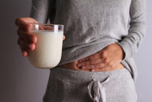 Mulher com dor por causa da intolerância à lactose