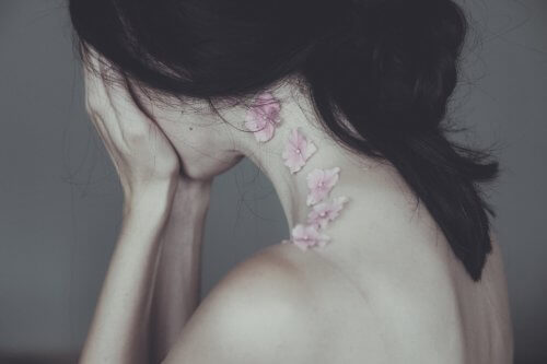 Mulher com flores chorando