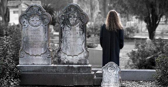 Mulher triste pela perda de um ser querido