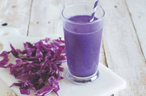 Um suco de rabanete, repolho roxo e aipo pode ajudar a desintoxicar os rins