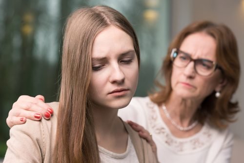 Mãe consolando filha com depressão
