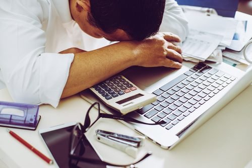 Homem com depressão devido ao trabalho