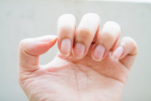 O sabão serve para cuidar das unhas