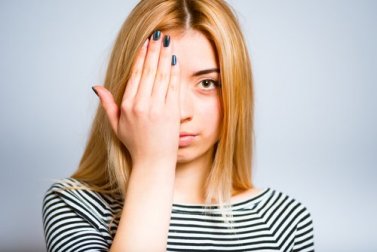 10 soluções caseiras para bolsas dos olhos e olheiras