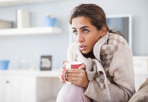 Mulher com frio por causa do hipotireoidismo