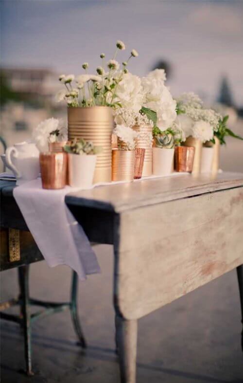 Latas recicladas com flores