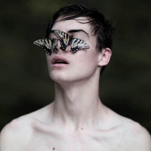 Homem com borboletas