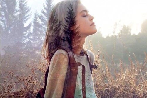 mulher-ouvindo-sons-da-natureza