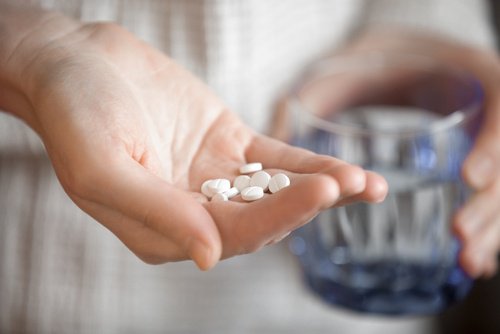 Pessoa tomando medicamentos