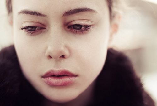 Pessoa triste que precisa de bajulação para ser feliz