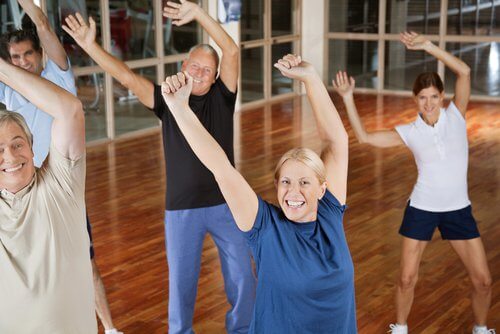 Equipe dançando zumba