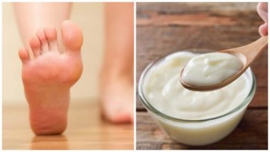 Tratamento caseiro de iogurte e vinagre para remover os calos nos pés