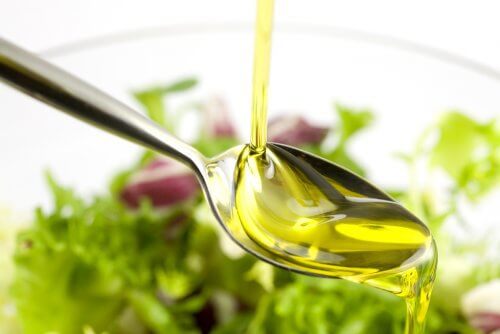 Azeite de oliva e aloe vera para amaciar a pele do rosto