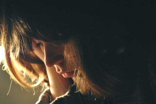 Pessoa triste por não ser como ela é