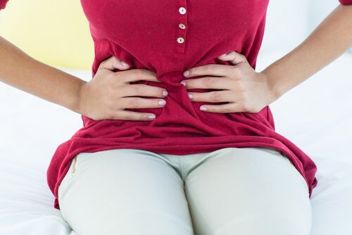 Mulher com cólicas menstruais