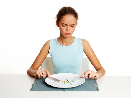 Mulher com o hàbito matinal de comer em exesso