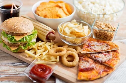 Comer alimentos gordurosos pode desencadear dor de estômago