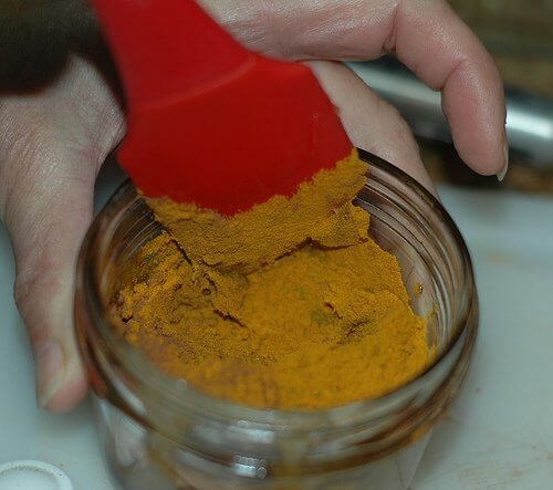 Tratamento de cúrcuma para combater os fungos das unhas