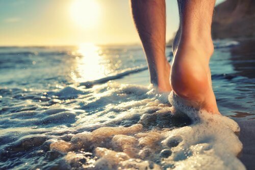 Homem andando no mar