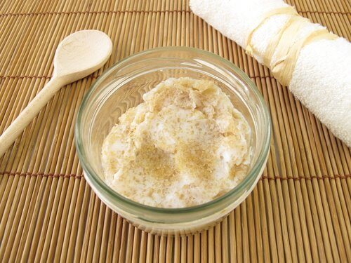 Esfoliante de açúcar e leite para diminuir os poros abertos