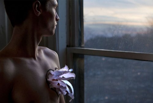 Homem depressivo olhando pela janela