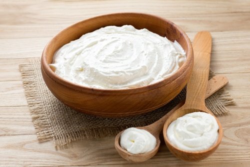 O iogurte natural pode ajudar a fechar os poros dilatados