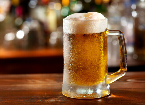 Evite beber cerveja se sofrer de gota