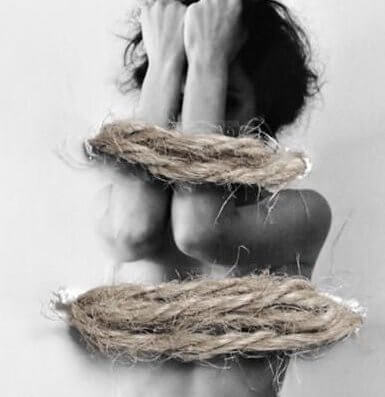 Pessoa amarrada pela depressão