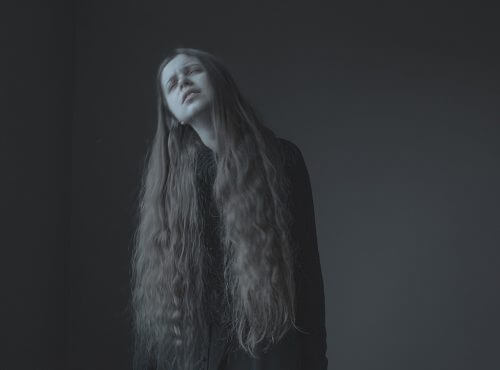 Mulher que sofre mas que não consegue chorar